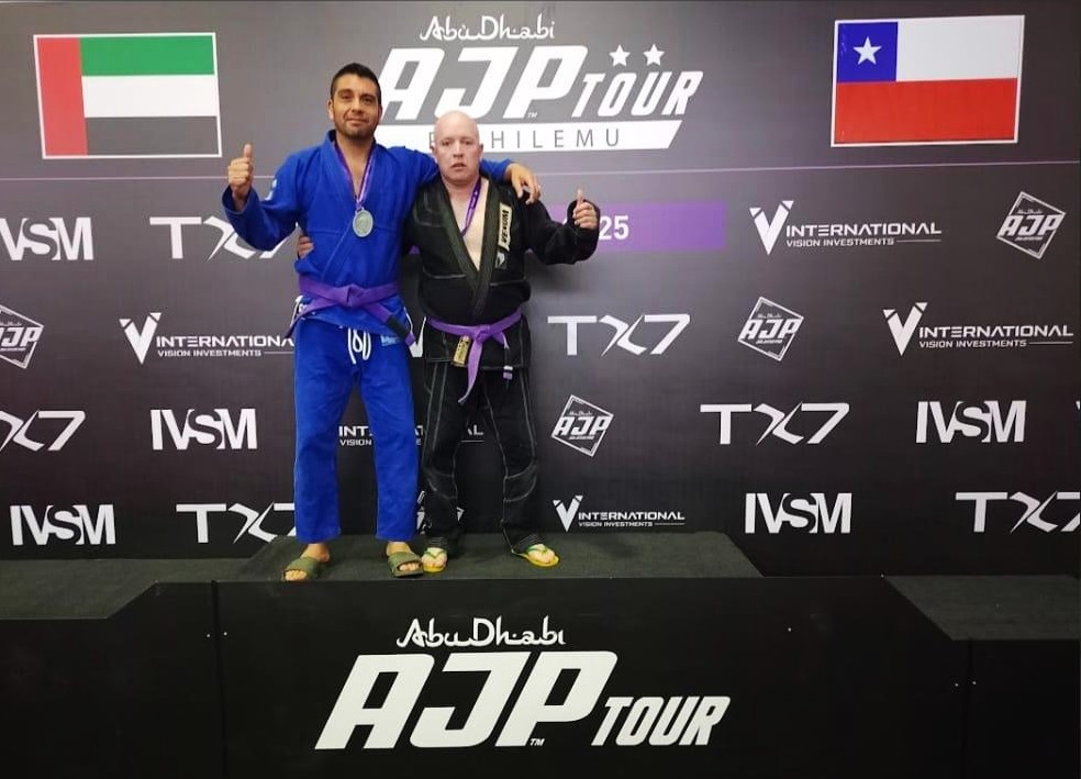 Carlos Mardones, Campeón categoría gi morado 94 kg. (el primero de derecha a izquierda) / La Tribuna