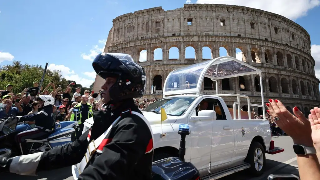 El féretro del papa Francisco avanzó solemnemente frente al imponente Coliseo de Roma., Agencia EFE