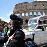 \'El féretro del papa Francisco avanzó solemnemente frente al imponente Coliseo de Roma., Agencia EFE
