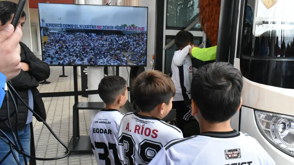 Visita del Bus Museo Centenario de Colo-Colo a Los Ángeles | 