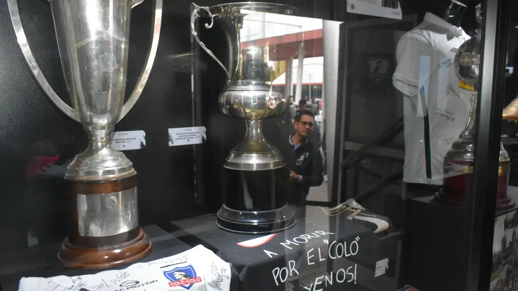 Visita del Bus Museo Centenario de Colo-Colo a Los Ángeles | 