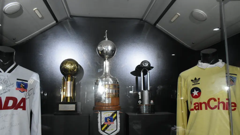 Visita del Bus Museo Centenario de Colo-Colo a Los Ángeles | 