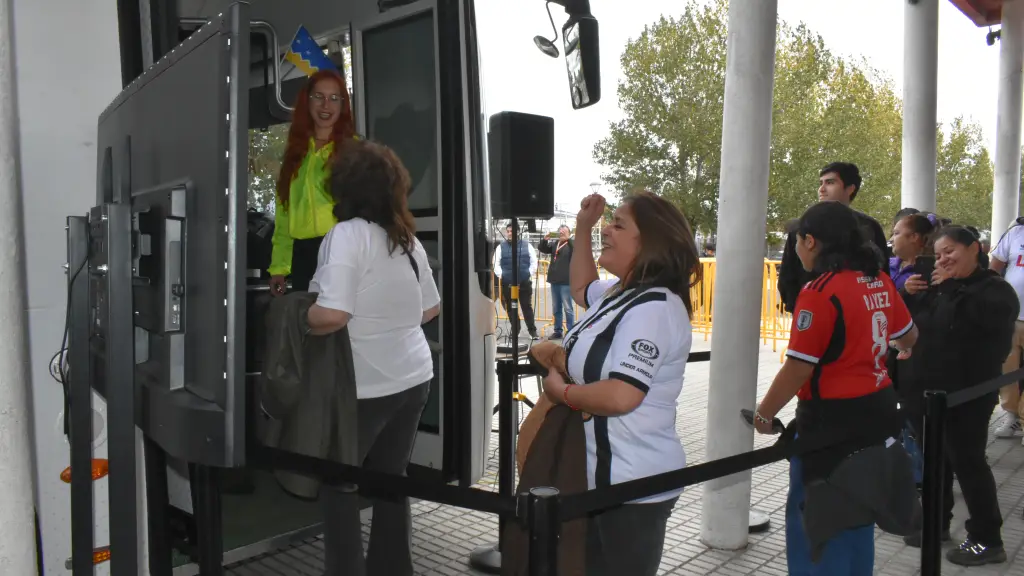 Visita del Bus Museo Centenario de Colo-Colo a Los Ángeles | 
