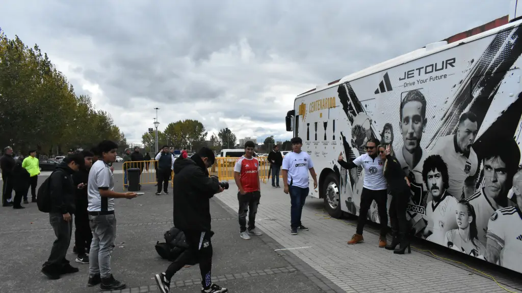 Visita del Bus Museo Centenario de Colo-Colo a Los Ángeles | 