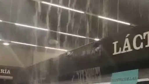 Precipitaciones causan inundación de supermercado en Valdivia