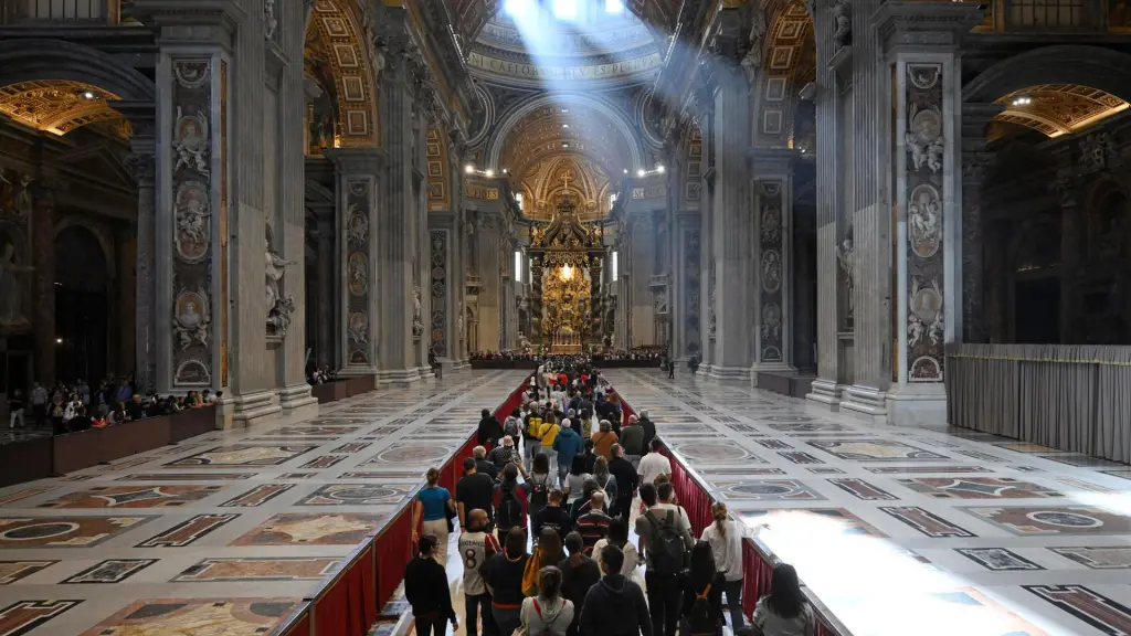 Fieles entran en la Basílica de San Pedro para despedir al papa Francisco este jueves, en la Ciudad del Vaticano,  EFE/EPA/Alessandro Di Meo