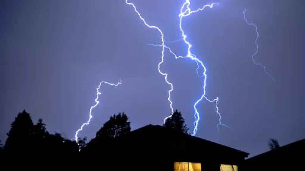 Mujer sufre quemaduras tras ser alcanzada por un rayo durante tormenta eléctrica en San José de Mariquina, cedida