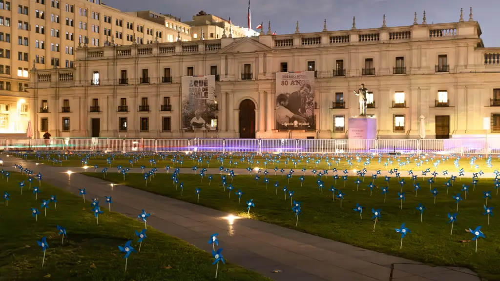 Miles de remolinos azules fueron instalados fuera de La Moneda: Conoce aquí la razón , cedida