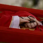 El Vaticano difundió este martes las primeras imágenes del cuerpo del papa Francisco, fallecido en la residencia de Santa Marta., Vaticano