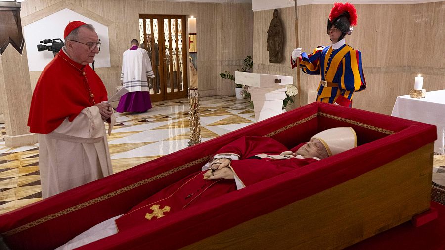 El camarlengo, el cardenal Kevin Joseph Farrel, ante el ataúd del papa en el rito de constatación. / ZUMA / EUROPA PRESS