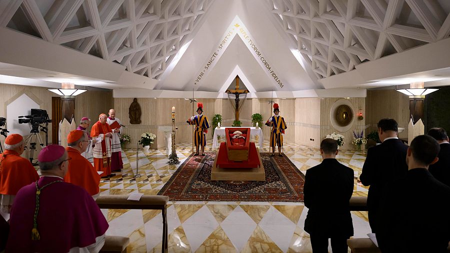 Imagen difundida por el Vaticano del rito de constatación.  / ZUMA / EUROPA PRESS