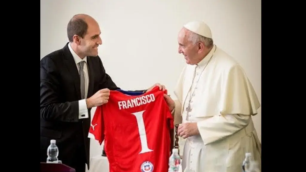 El momento en que el Papa Francisco recibe la camiseta de la Selección chilena en la previa de la Copa América que se disputó en Chile., Cedida