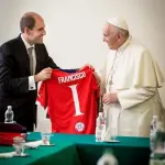 El momento en que el Papa Francisco recibe la camiseta de la Selección chilena en la previa de la Copa América que se disputó en Chile., Cedida