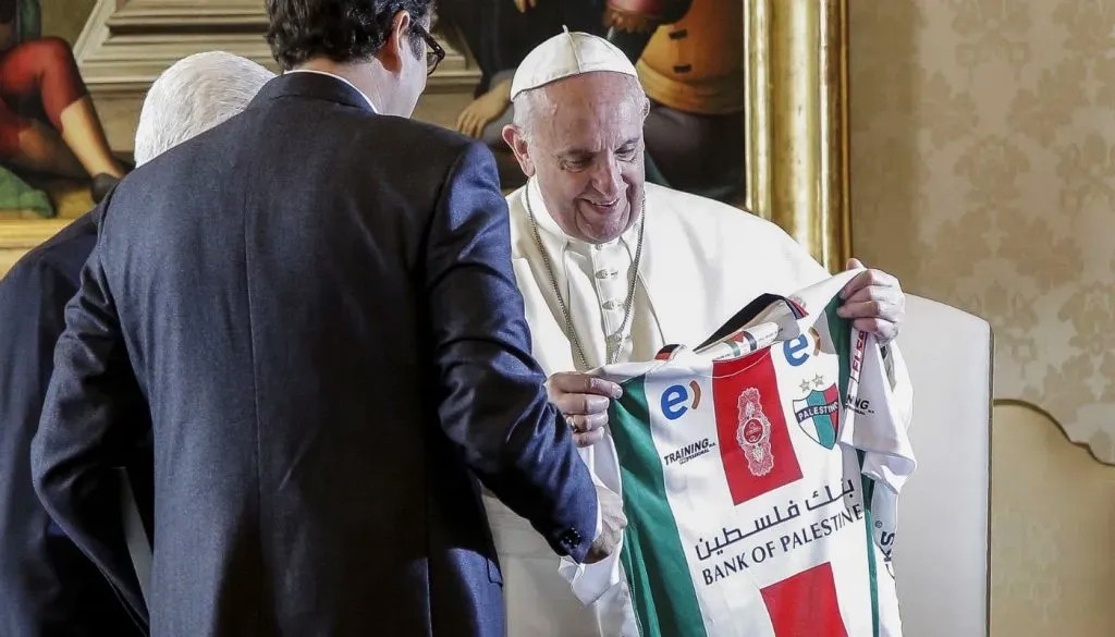 La camiseta de Palestino fue también bendecida por el Papa / Cedida