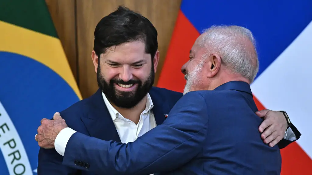 El presidente de Chile, Gabriel Boric (i), abraza a su homólogo de Brasil, Luiz Inácio Lula da Silva, durante la firma de acuerdos y una declaración conjunta a la prensa este martes, en el Palácio del Planalto en Brasilia (Brasil),  EFE/Andre Borges