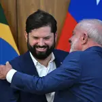 El presidente de Chile, Gabriel Boric (i), abraza a su homólogo de Brasil, Luiz Inácio Lula da Silva, durante la firma de acuerdos y una declaración conjunta a la prensa este martes, en el Palácio del Planalto en Brasilia (Brasil),  EFE/Andre Borges

