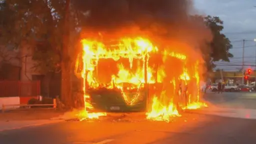 Falla eléctrica provoca incendio y destrucción total de bus en Estación Central