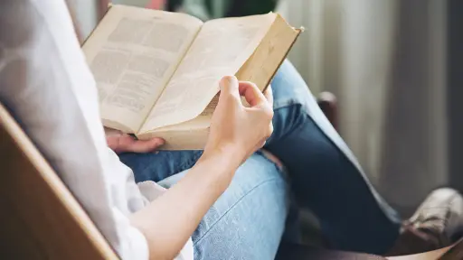 Neuróloga destaca cómo la lectura estimula el cerebro y regula las emociones