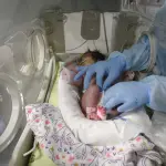 La administración del anticuerpo monoclonal disminuye las probabilidades de que un menor o lactante fallezca a consecuencia del Virus Respiratorio Sincicial. , Cedida
