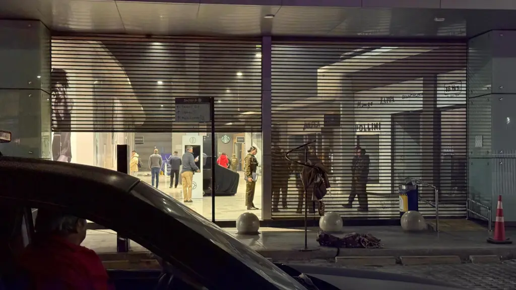 Turbazo en Quilicura: 30 ladrones asaltan cuatro tiendas de un mall tras frustrado robo de cajero, Diario La Tribuna