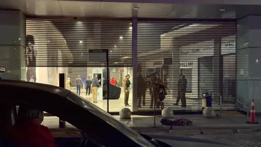 Turbazo en Quilicura: 30 ladrones asaltan cuatro tiendas de un mall tras frustrado robo de cajero