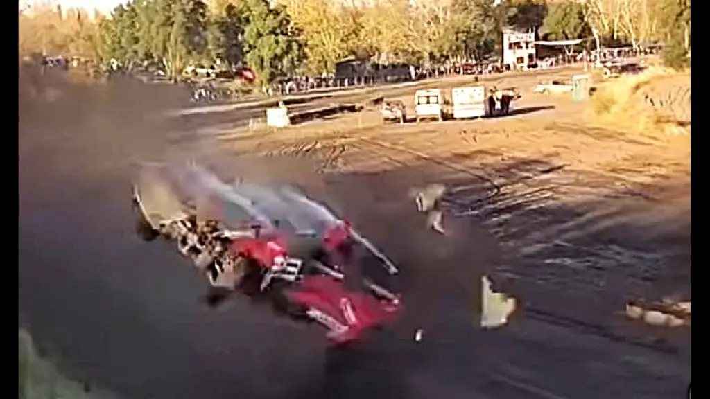 El momento del volcamiento del automóvil en plena competencia, La Tribuna