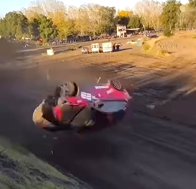 El momento del volcamiento del automóvil en plena competencia / La Tribuna