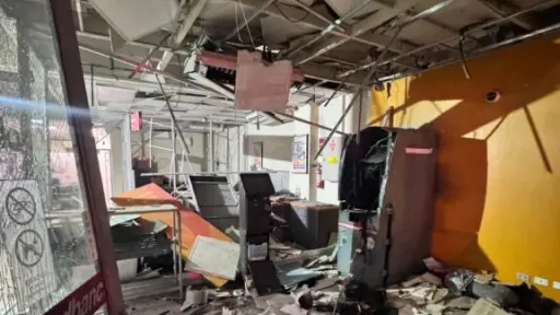 Frustrado robo a cajero automático en San Joaquín deja oficina bancaria completamente destruida