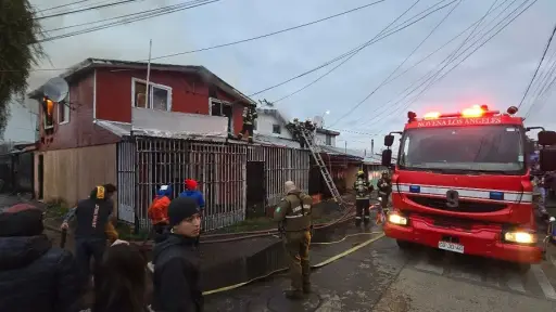 Dos viviendas dañadas dejó incendio en Villa Las Américas: una de las casas resultó completamente destruida
