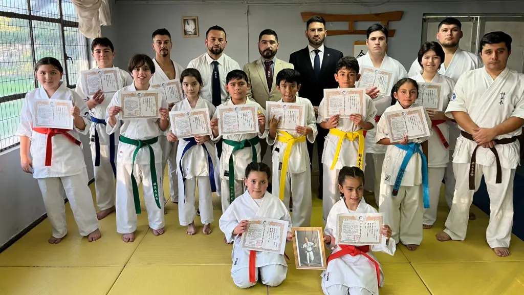 Los alumnos lucieron con orgullo sus diplomas, que avalan un importante avance en sus trayectorias, La Tribuna