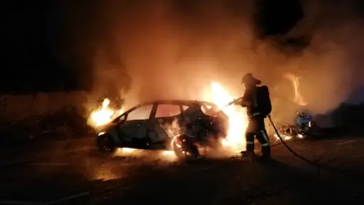 Hombre sufre graves quemaduras tras incendio de vehículo en Los Ángeles: se investiga si él mismo lo habría provocado