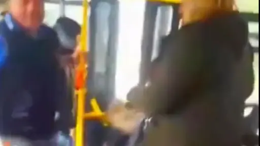 Conductor de transporte público protagoniza violento altercado con pasajero en Argentina