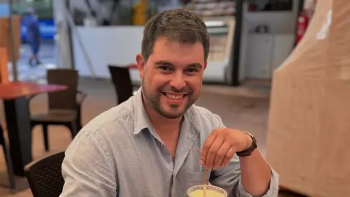 Sebastián Balbontín, pareja de Alberto Larraín, dejó el Frente Amplio antes del escándalo de ProCultura