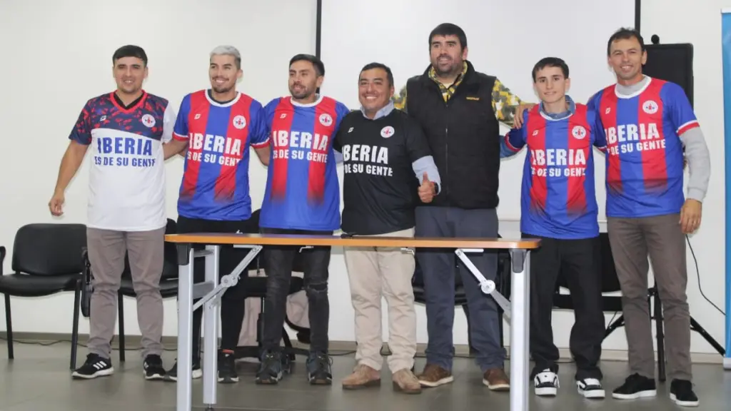 La presentación de la nueva camiseta, “Iberia es de su gente”, La Tribuna