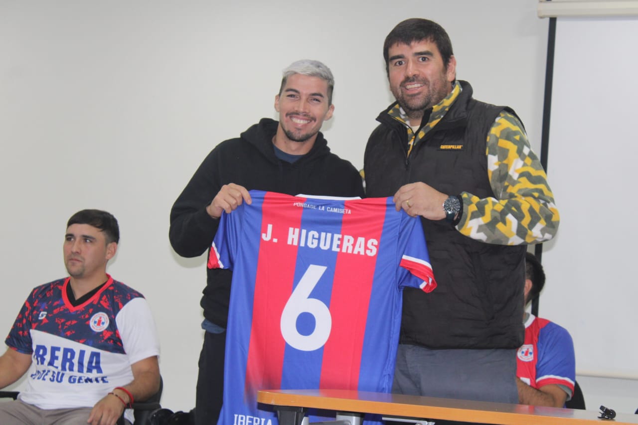 José Higueras y el timonel del Club Social, Livio Silva con la nueva camiseta Azulgrana / La Tribuna