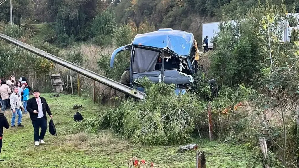Bus choca por alcance a camión y deja 25 lesionados en Ruta 5 Sur de Pilmaiquén, Bomberos de San Pablo