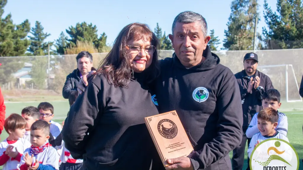El destacado docente, Baldur Arria, encabezó el campeonato que lleva su nombre. En la gráfica, se le entrega un reconocimiento por parte de Claudina Sepúlveda, D. Los Ángeles