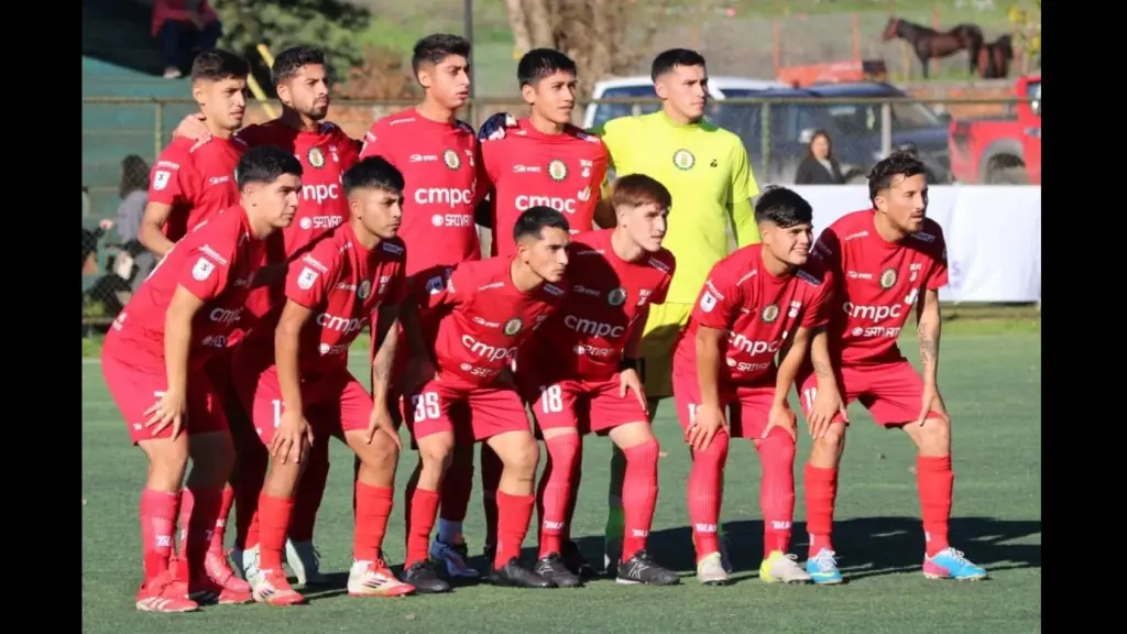 “Los del Fuerte” lucen la camiseta roja que les acompañará durante esta temporada. Ya suman dos triunfos en cuatro fechas / Ricardo Ríos, La Tribuna
