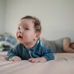 En su análisis, la especialista pone en tela de juicio la efectividad del entorno actual para sostener la maternidad en Chile. , Contexto