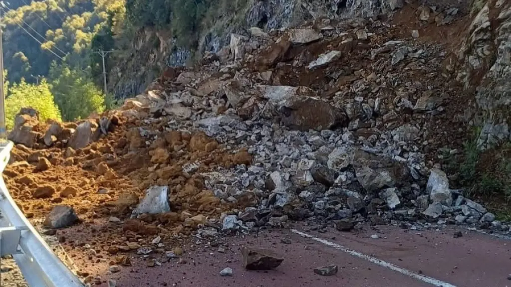 Derrumbe en Ruta Q-61-R., Municipalidad de Santa Bárbara.