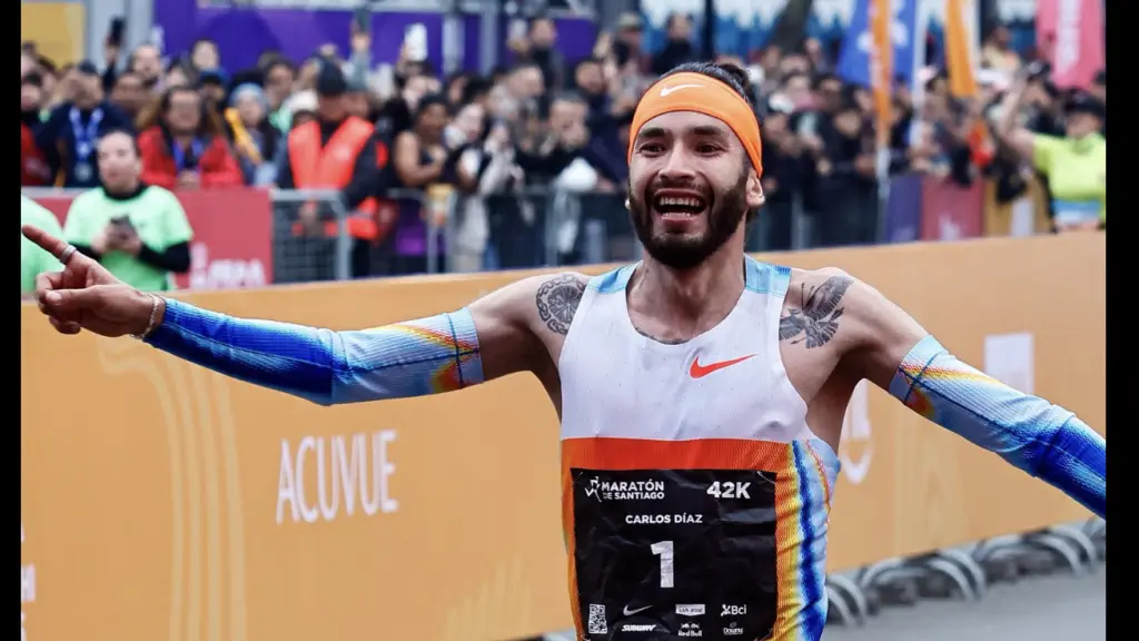 Carlos Díaz, el flamante ganador de la maratón, cruza la meta luego de dos horas y nueve minutos, La Tribuna