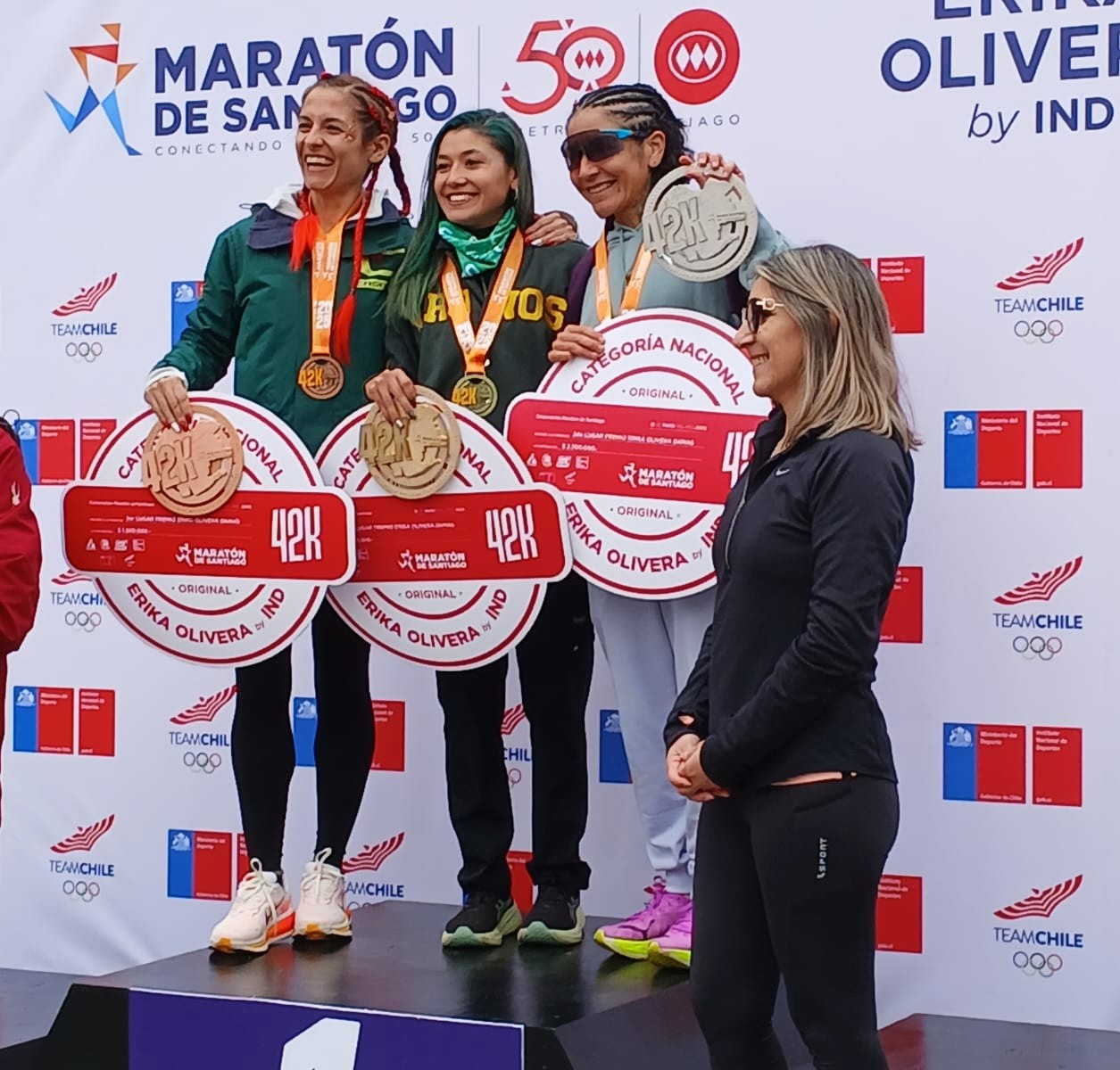 Nicole Urra, Danica Kusanovic y Johanna Rivas posan junto a Erika Olivera, en el instante en que reciben sus premios / La Tribuna