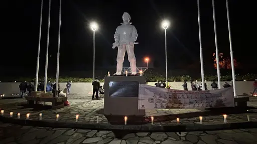 Emotiva velatón reavivó la memoria en la Plaza de los Mártires de Antuco