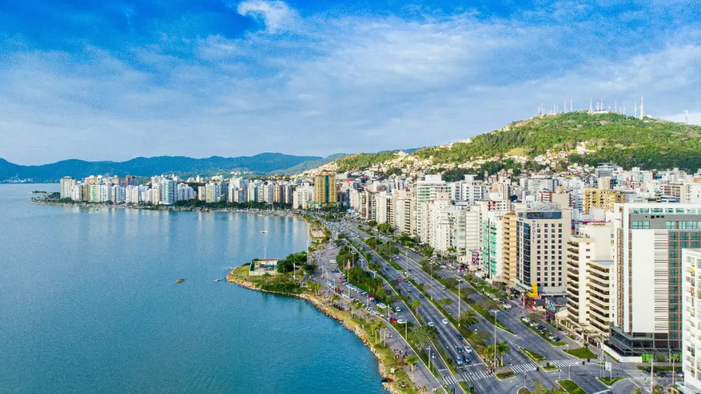 ¿Olas fuertes o aguas tranquilas? Floripa responde a cada preferencia con su diversidad costera.