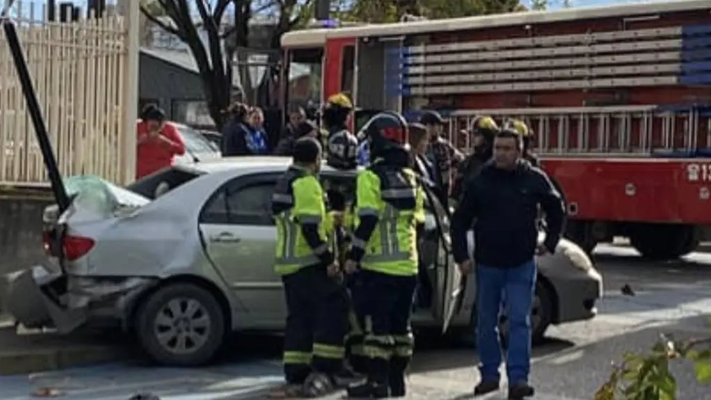 Carro de Bomberos de Los Ángeles colisiona con auto particular camino a una emergencia, Diario La Tribuna
