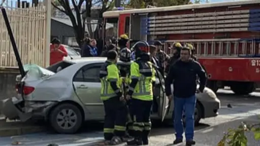 Carro de Bomberos colisiona con vehículo particular en Los Ángeles