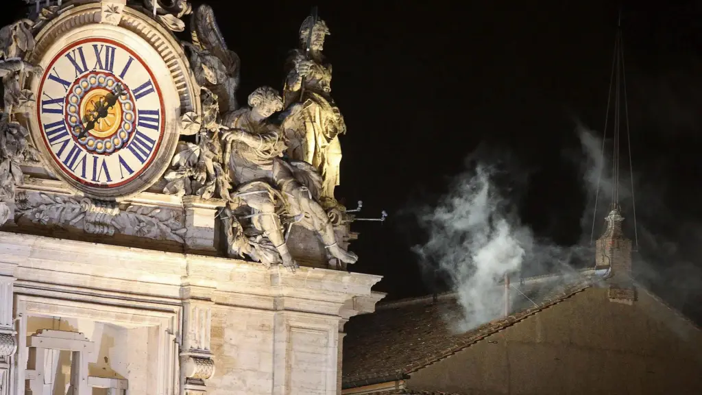 La fumata blanca surge de la chimenea de la Capilla Sixtina en la segunda jornada de Cónclave en la ciudad del Vaticanoel 13 de marzo de 2013,  EFE/Alessandro Di Meo