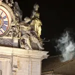 La fumata blanca surge de la chimenea de la Capilla Sixtina en la segunda jornada de Cónclave en la ciudad del Vaticanoel 13 de marzo de 2013,  EFE/Alessandro Di Meo
