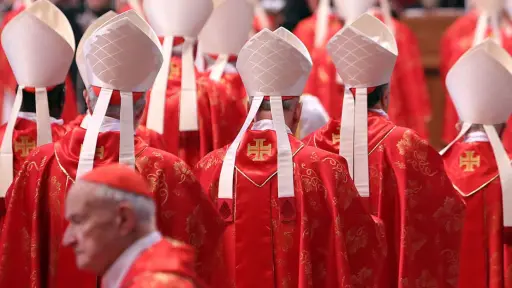 Vaticano publica fotos exclusivas de la Capilla Sixtina y la ropa que usará el nuevo Papa