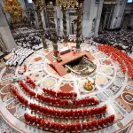 Pese a que la mayoría fue nombrada por el propio Francisco, el grupo es diverso y en muchos casos, los miembros no se conocen entre sí., Vatican Media vía Vatican Pool/Getty Images